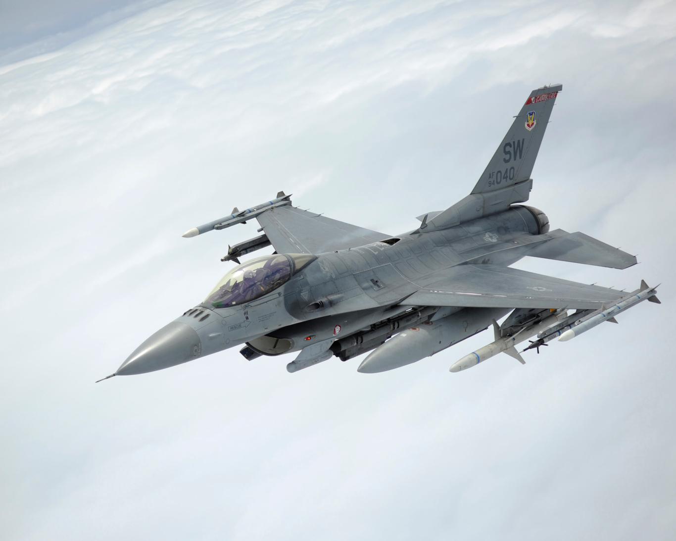 Україна цього року зможе використовувати не більше 10 літаків F-16 — NYT