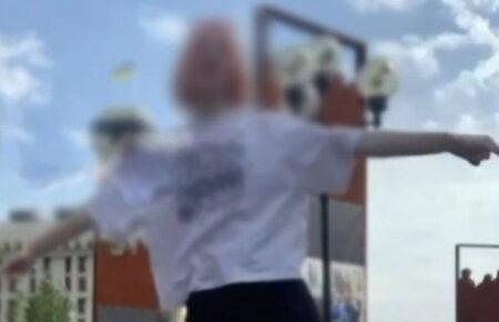 Дівчина-підліток з Харкова влаштувала танці під російський трек на алеї Небесної Сотні в Києві