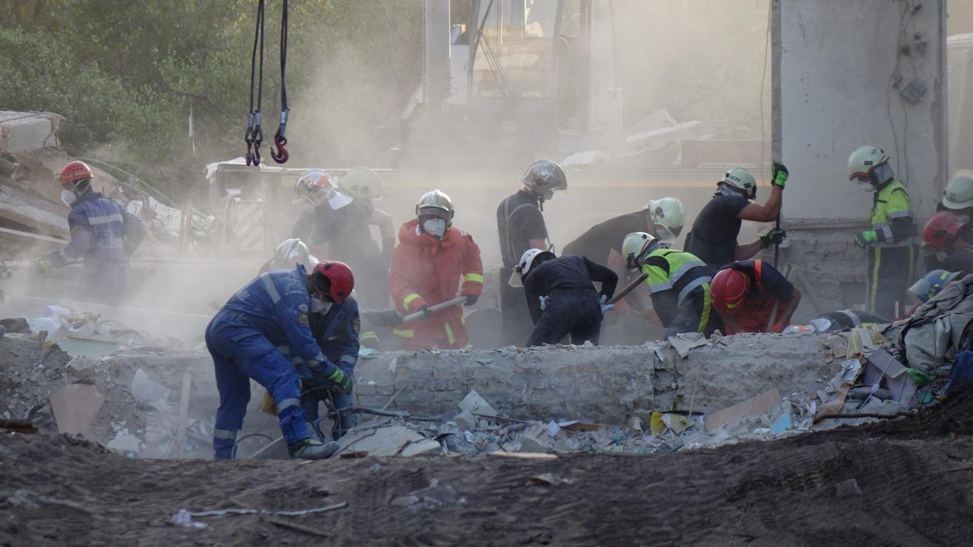 У Києві продовжують розбирати завали на місцях російського обстрілу (ФОТО)