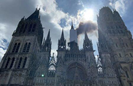 У Франції спалахнула пожежа в Руанському соборі