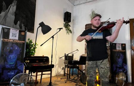 На фронті багато неприємних звуків, а скрипка дарує приємні — військовий-скрипаль Мойсей Бондаренко