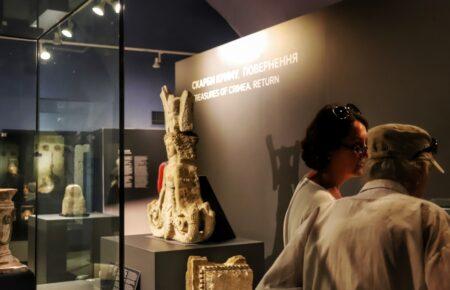 Працюватиме до деокупації: фоторепортаж із виставки «Скарби Криму. Повернення»