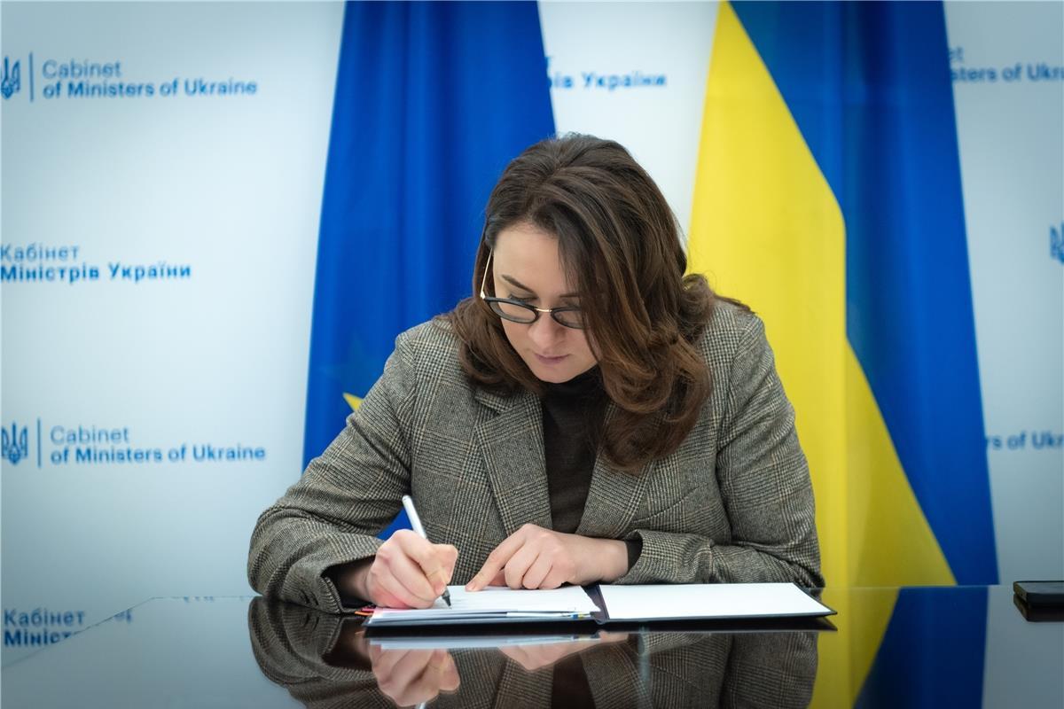 Допомоги у 5,27 млрд євро протягом 4-х років: Україна та ЄС підписали угоду
