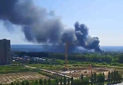 У Курську масштабна пожежа, осінтери з’ясували, що горить військова частина (ВІДЕО)