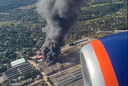 У підмосковних Хімках горить цех із виробництва керамічної плитки (ВІДЕО)