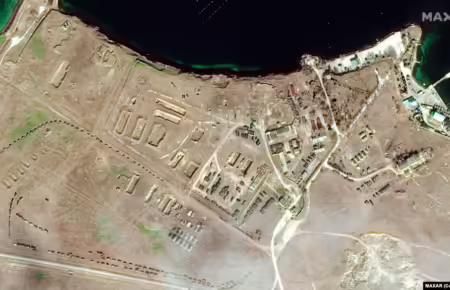 З'явилися супутникові знімки наслідків удару по базі росіян на озері Донузлав у Криму