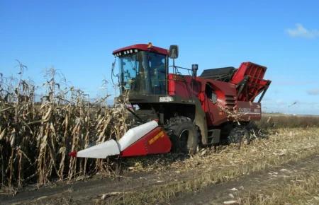 На Сумщині росіяни влучили в комбайн: загинув чоловік, ще один — поранений