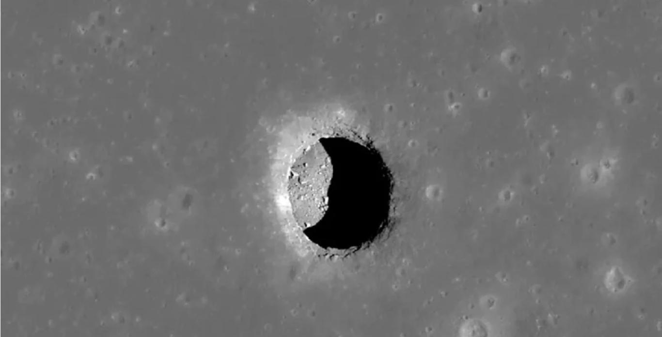 Учені вперше знайшли на Місяці печеру
