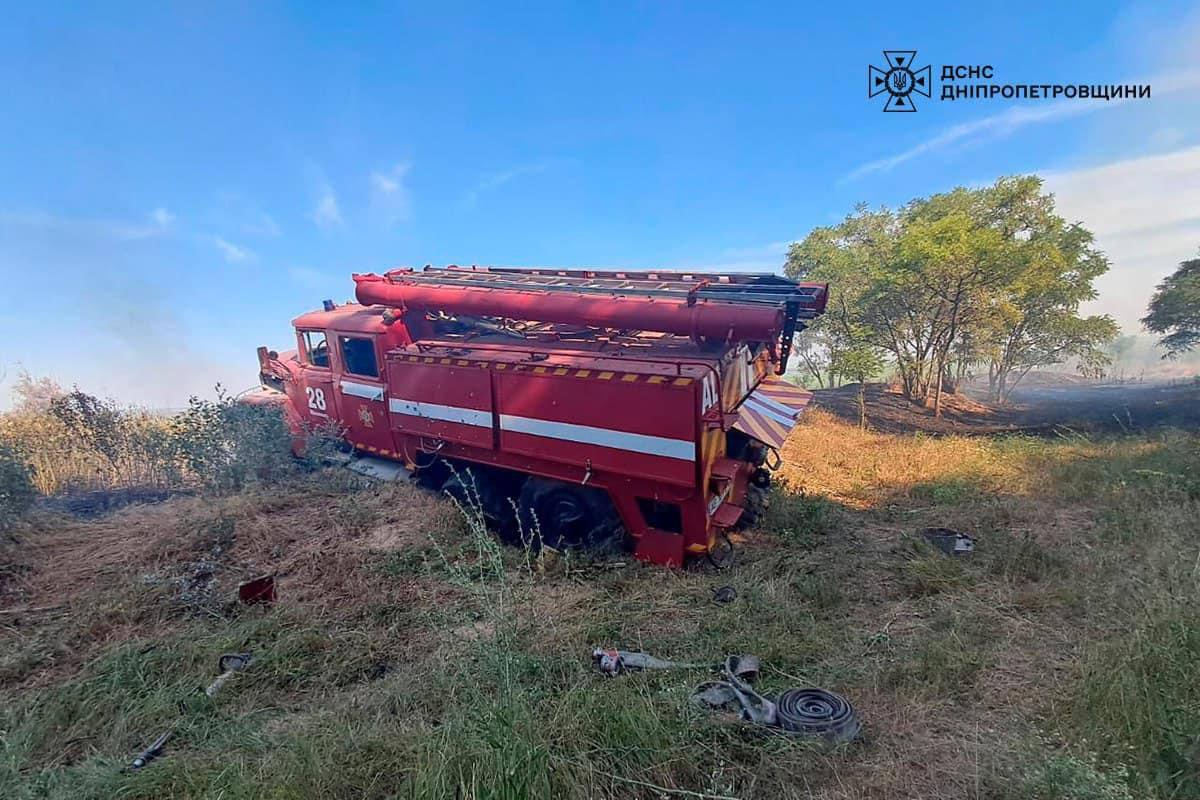 У Нікопольському районі російські дрони атакували рятувальників, які гасили пожежу