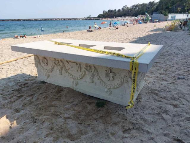 Поліцейський у відпустці знайшов на болгарському пляжі саркофаг римської епохи