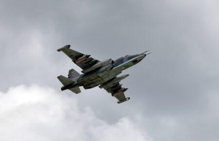 Українські військові збили російський Су-25