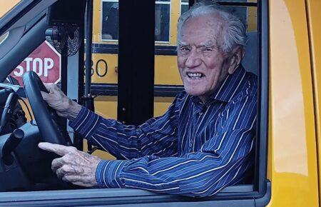 У США 94-річного чоловіка визнали найстарішим водієм автобуса у світі