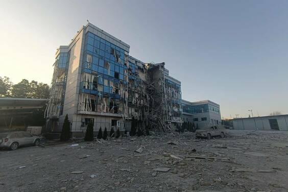 Вранці росіяни атакували у Харкові офіс швейцарського фонду FSD та екопарк — кореспондентка