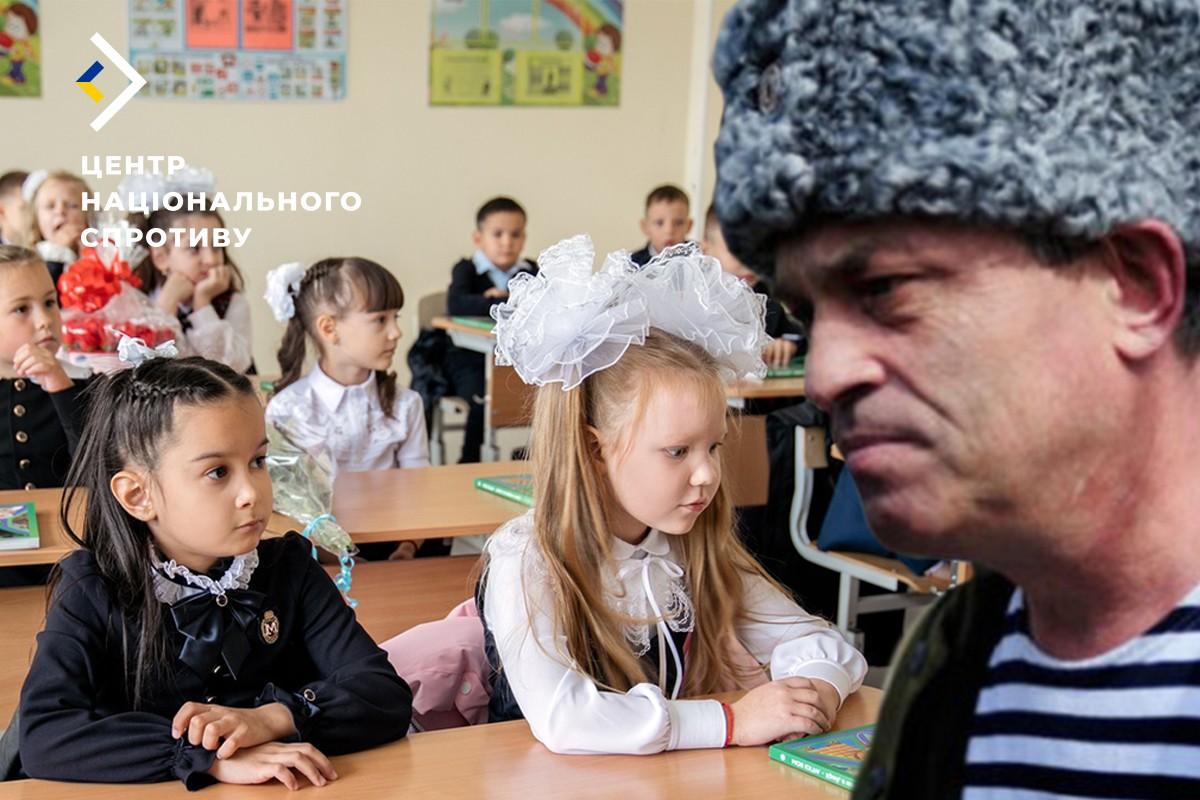 Задля підсилення мілітаризації освіти на ТОТ у школи залучатимуть ще більше «казаків» — ЦНС