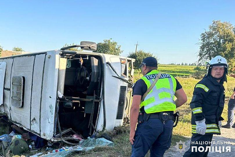 На Хмельниччині перекинувся автобус з дітьми, є загиблі (ОНОВЛЕНО)