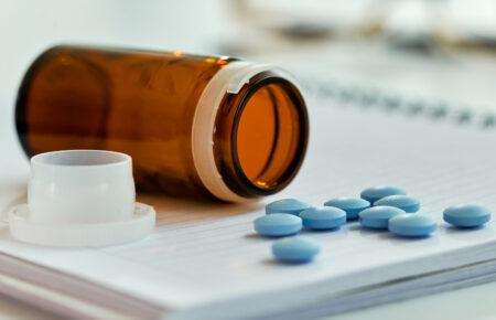 Через постанову про зниження цін на ліки закрилися благодійні програми, за якими деякі препарати продавали дешевше