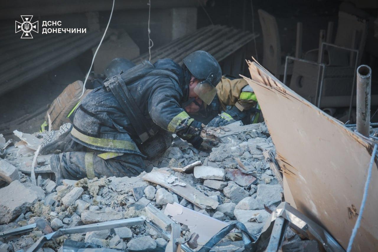 У Краматорську з-під завалів дістали тіло чоловіка — ДСНС