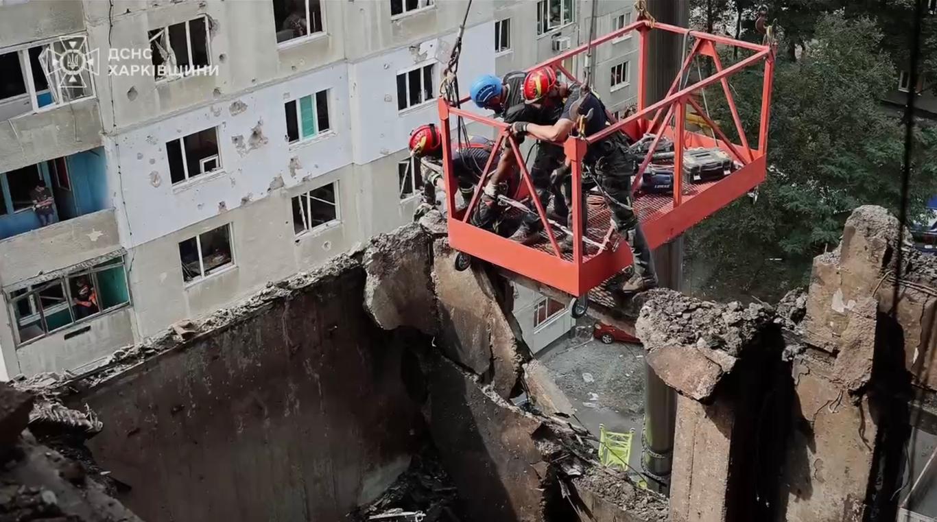 У Харкові розбирають завали багатоповерхівки — ДСНС