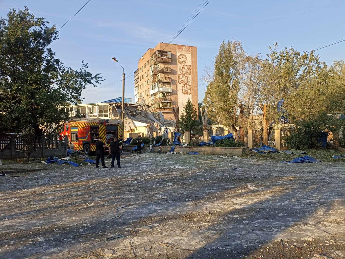 Російська ракета влучила чітко у будівлю, під завалами може бути людина — журналіст про обстріл Краматорська 