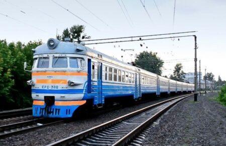 Через негоду на Львівщині дерево впало на електричку, є постраждалі (ФОТО)