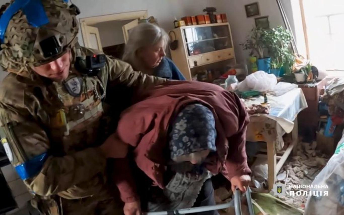 Поліцейський розповів, що відбувається з дітьми, яких не змогли примусово евакуювати з Донеччини