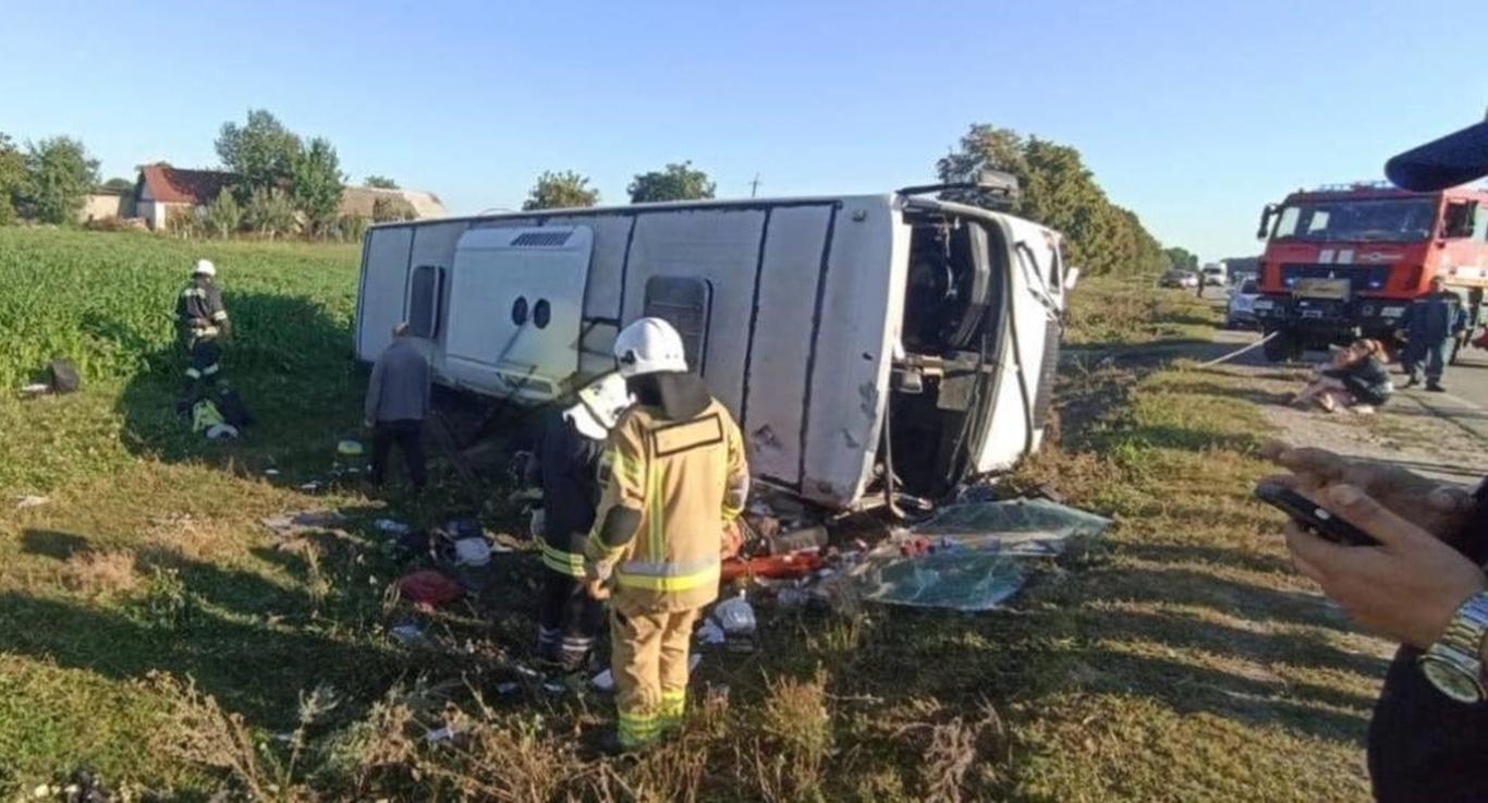 Важка ДТП на Хмельниччині: в автобусі їхали діти загиблих військових