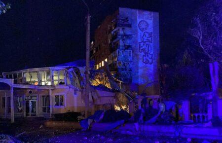 Росіяни вночі вдарили по готелю в Краматорську, постраждали троє журналістів