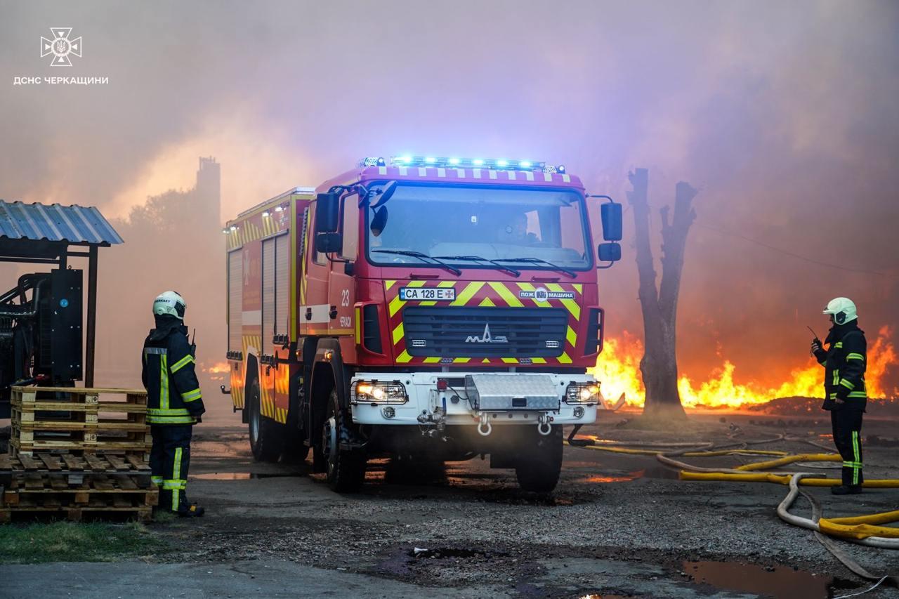 У Черкасах ліквідували пожежу після ранкової атаки ФОТО