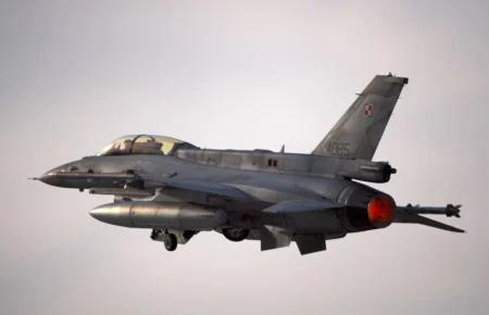 В Україну прибули перші 10 винищувачів F-16 із 79 можливих — ЗМІ
