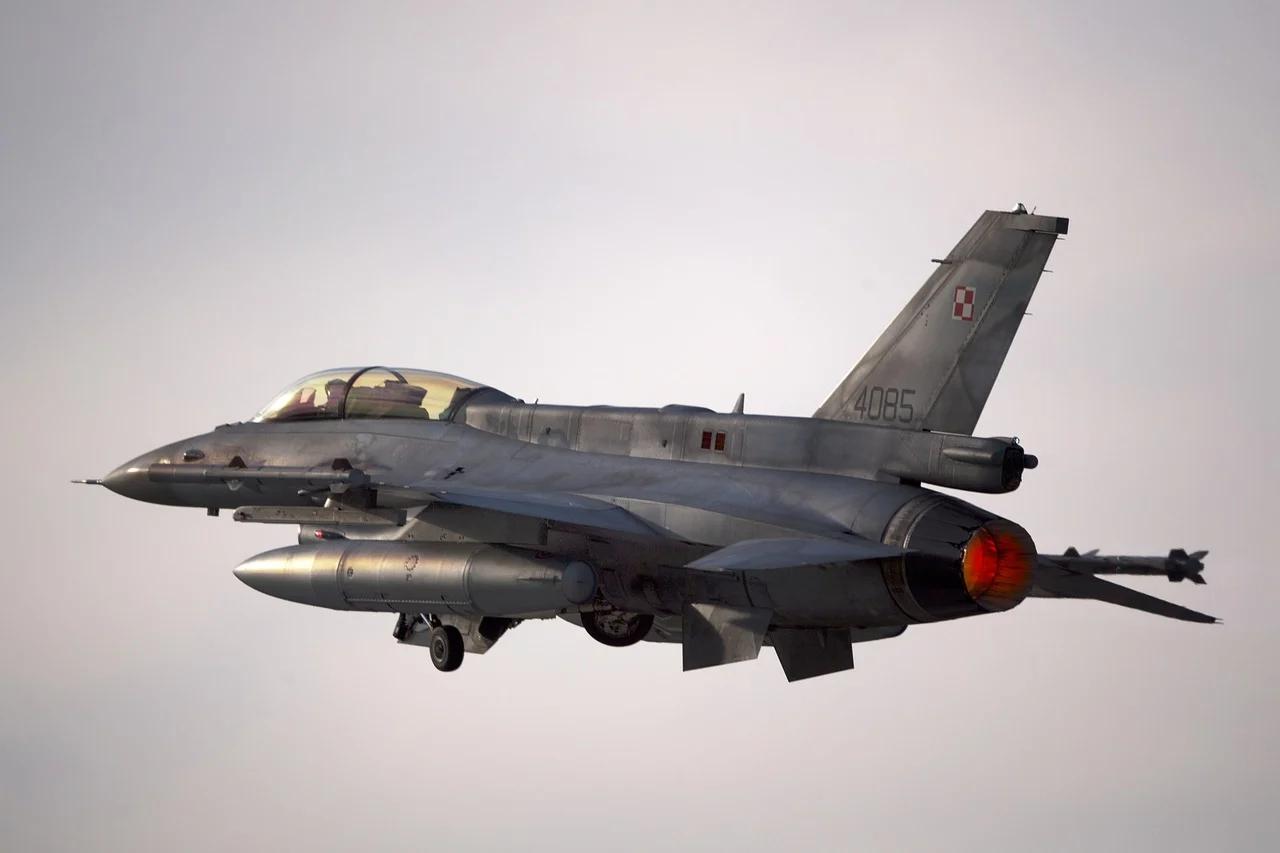 В Україну прибули перші 10 винищувачів F-16 із 79 можливих — ЗМІ