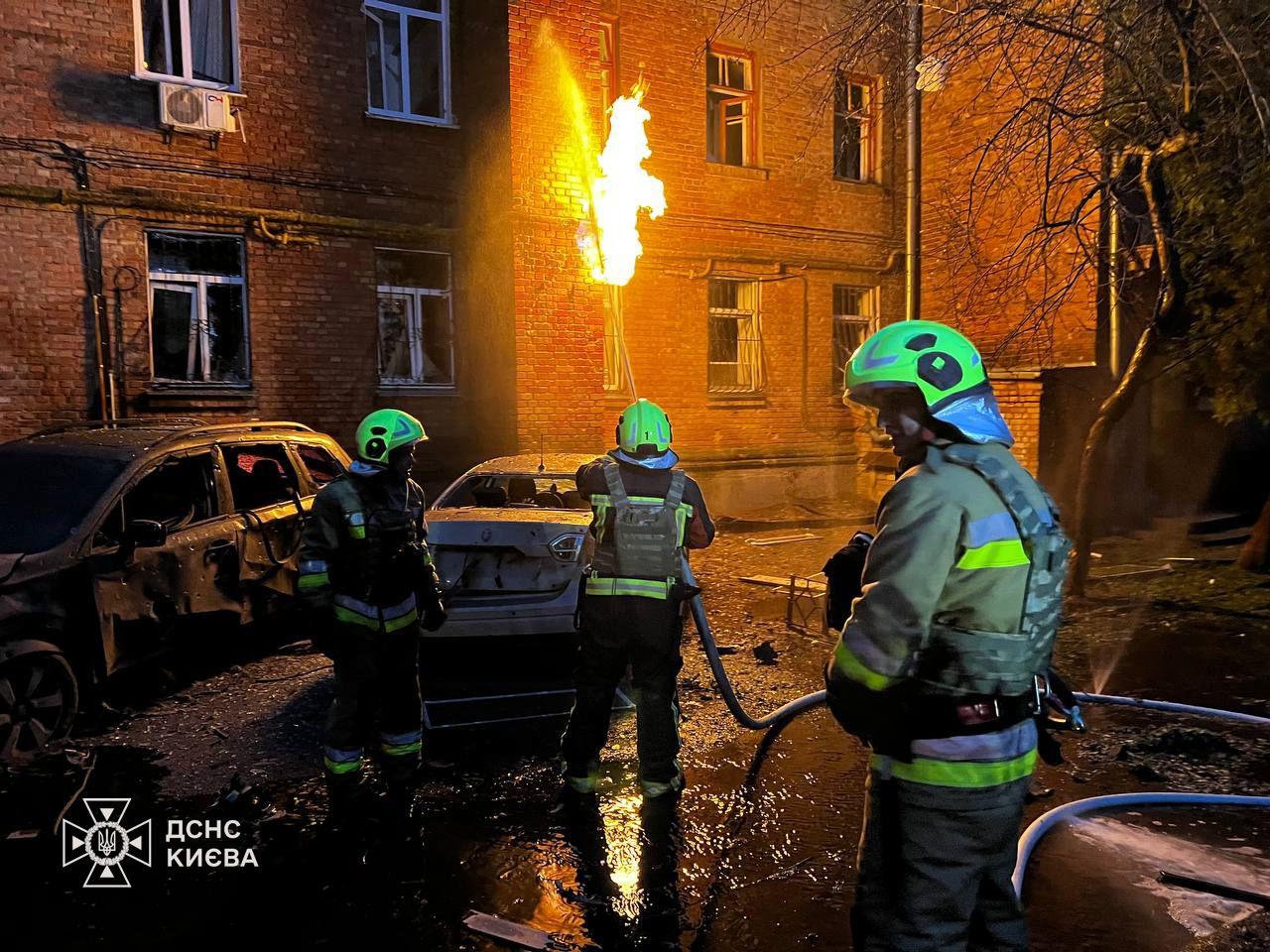 Окупанти атакували Київ «шахедами»: через падіння уламків загорілась багатоповерхівка