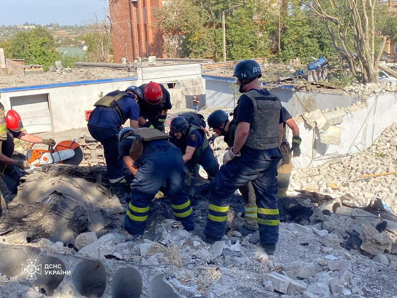 Ракетний удар по Кривому Рогу: під завалами знайшли загиблу жінку