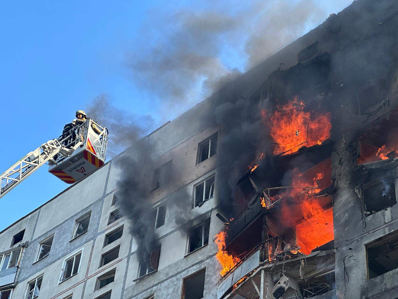 Росіяни вдарили по Харкову: пошкоджена багатоповерхівка, є загибла та поранені (ФОТО)