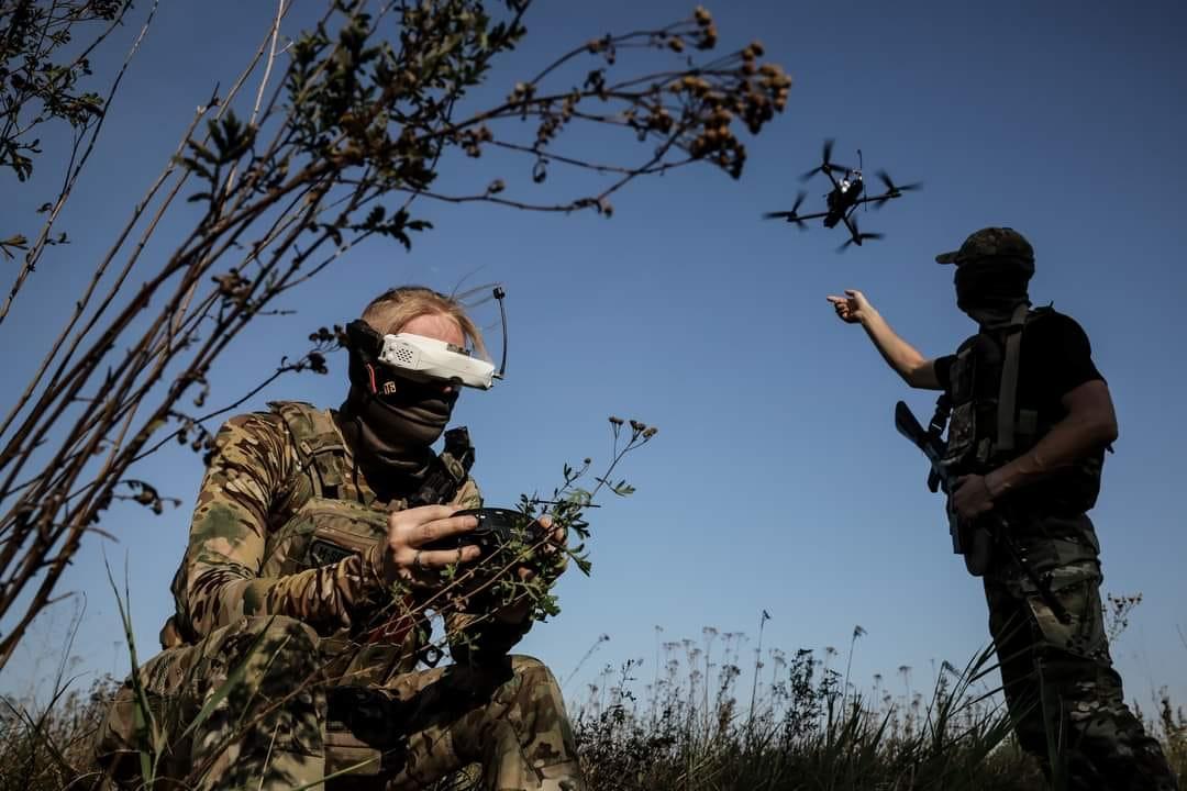 «Держава спонсорує виробництво дронів, а навчання пілотів — ні» — політолог