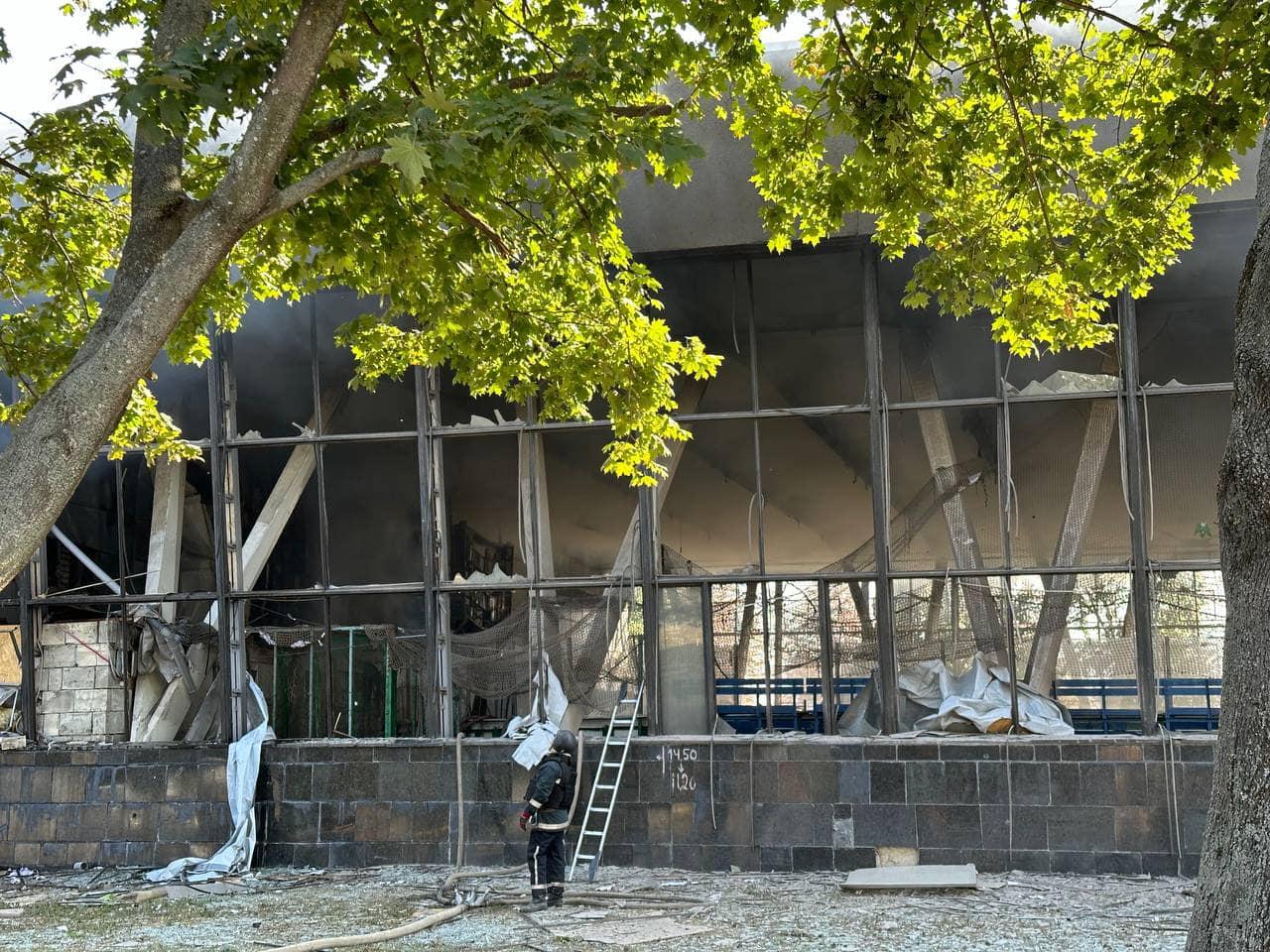 Вдарили щонайменше чотирма КАБами: росіяни знову обстріляли Харків