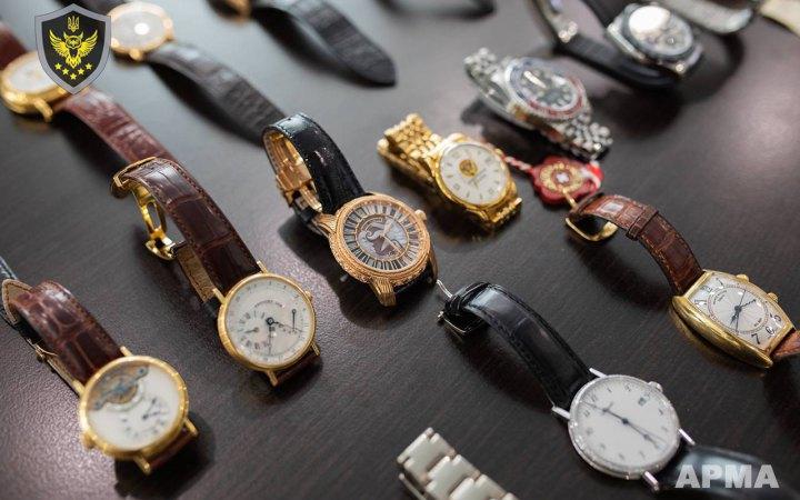 АРМА продало ще 11 годинників Медведчука