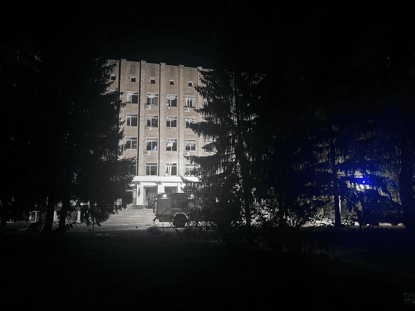 «На місці працюють більше 200 рятувальників та понад 50 одиниць техніки» — речник ДСНС про удар по Полтаві