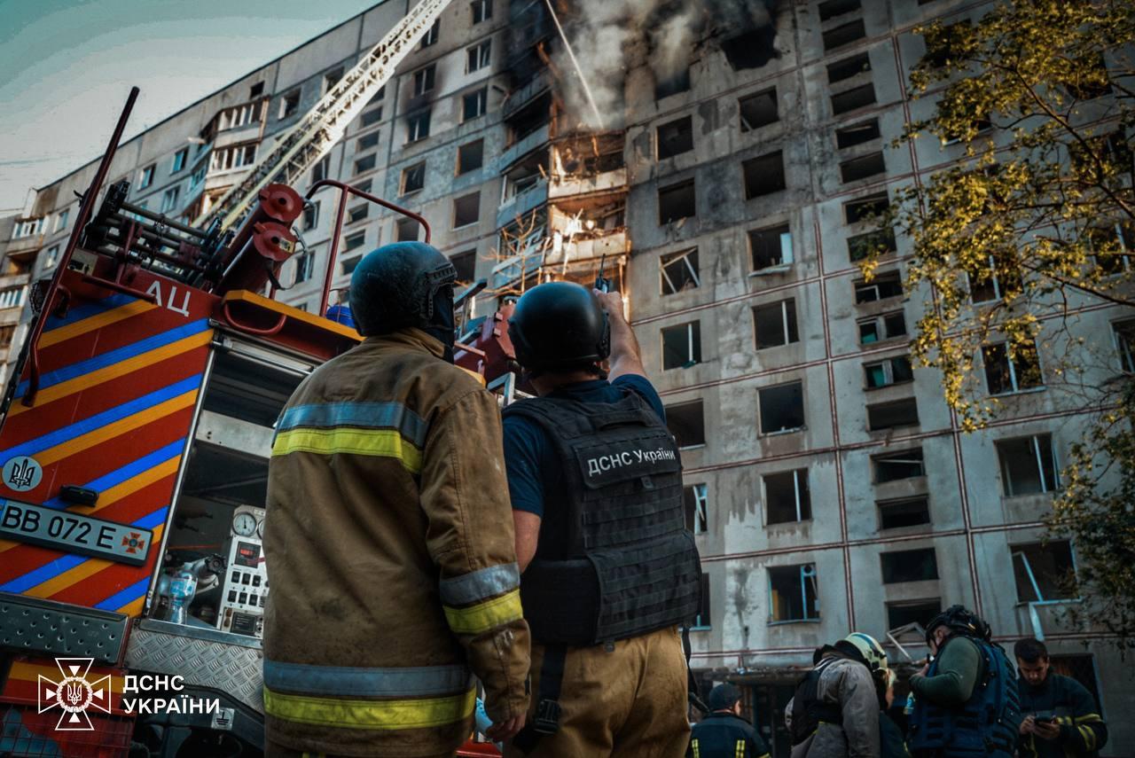 Під завалами будинку в Харкові є люди — Зеленський