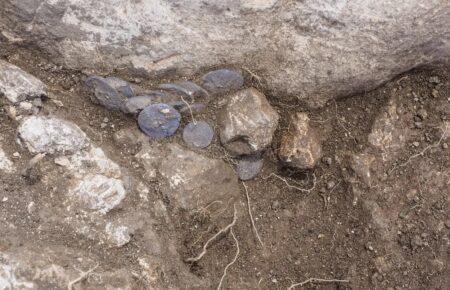 В Ізраїлі показали старовинні срібні монети, знайдені у розколині скелі