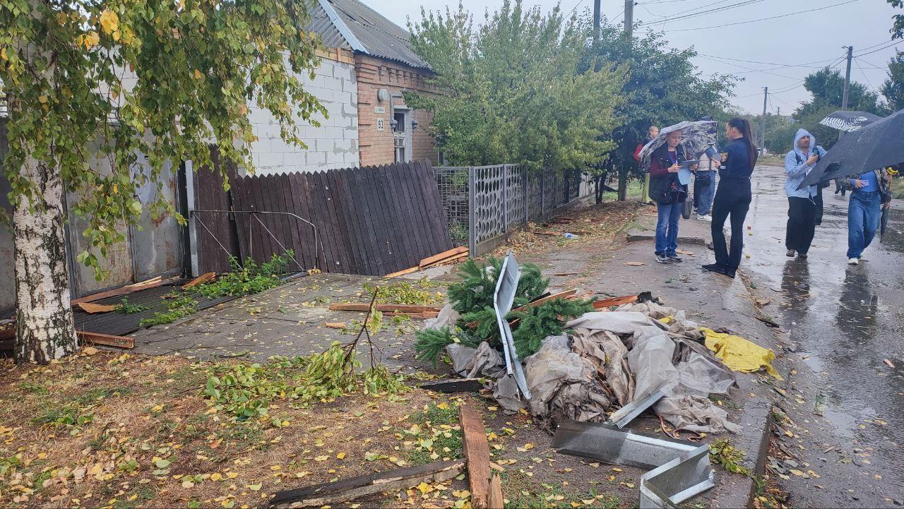 «Як гахнуло — ми аж попадали». Репортаж з місця атаки дрона у Кропивницькому