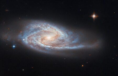 Hubble показав спіральну галактику із надмасивною чорною дірою у середині