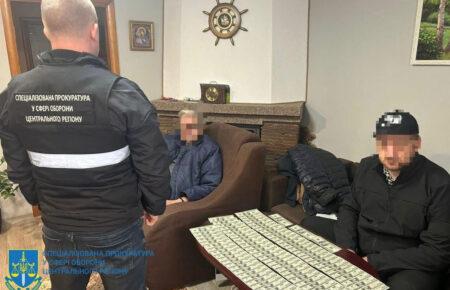 Посадовці ТЦК з цивільними заробляли на ухиленні від мобілізації: в них знайшли елітні авто і понад 1,2 млн доларів