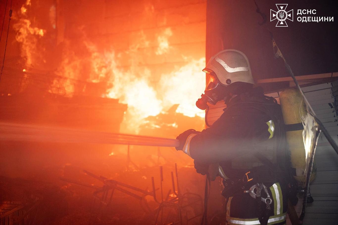 В Одесі внаслідок нічної атаки пошкоджені склади та вантажівки, є поранений