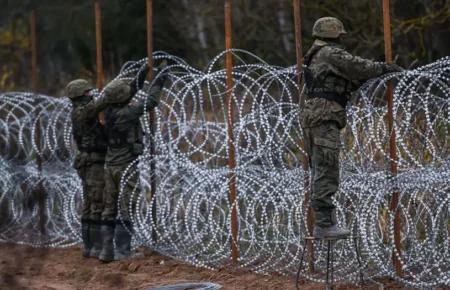 Польща почне будівництво оборонних укріплень на кордоні з РФ та Білоруссю — Reuters