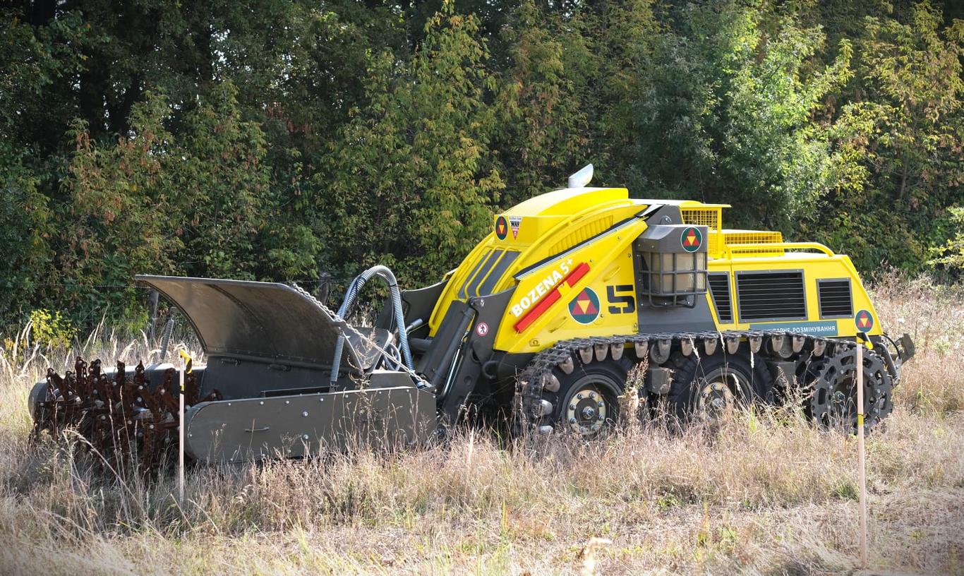 Міноборони: Понад 128 тисяч км² суходолу України забруднені вибухонебезпечними предметами