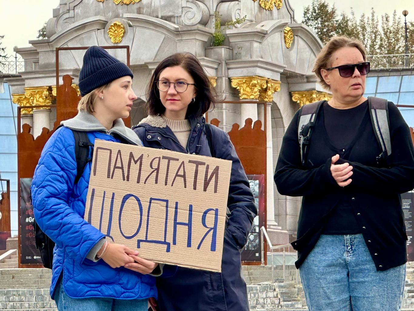 У містах України мовчанням вшанували пам'ять загиблих захисників і захисниць (ФОТО)