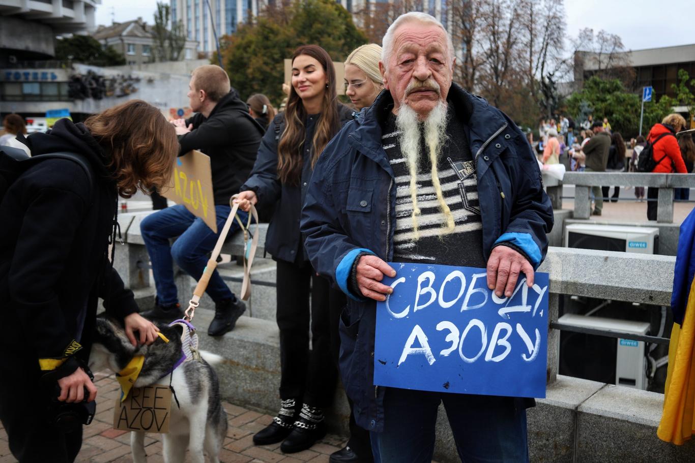 Полон. «Відчуття такі ж, коли інші виходили за мене»: дисидент Микола Матусевич відвідав акцію на підтримку полонених