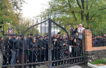 УПЦ МП з бійкою захопила Свято-Михайлівський храм у Черкасах (ВІДЕО)