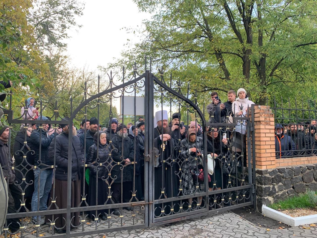 «УПЦ МП» з бійкою захопила Свято-Михайлівський храм у Черкасах (ВІДЕО)