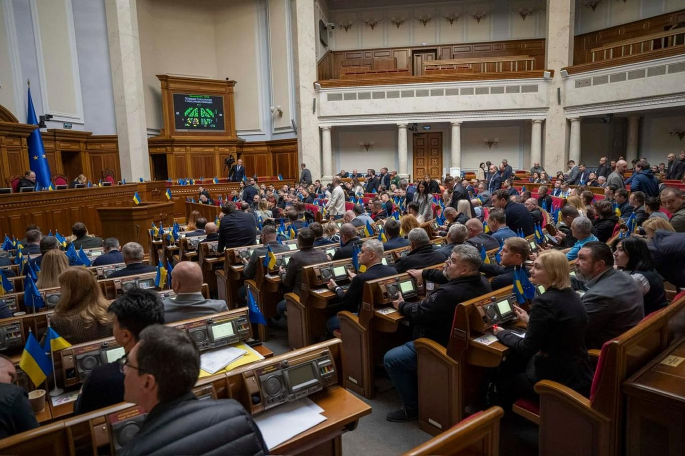 Верховна Рада скасувала підвищення зарплат прокурорам